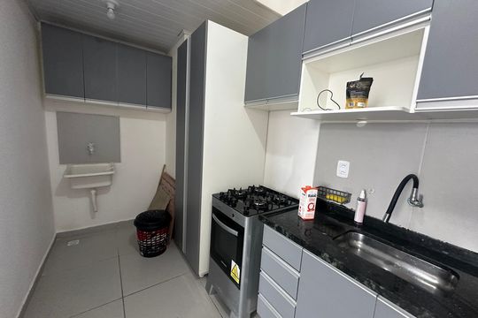 Cozinha de apartamento para alugar com 2 quartos, 50m² em Catiapoã, São Vicente
