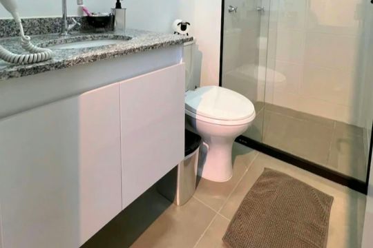 Banheiro de kitnet/studio para alugar com 1 quarto, 26m² em Belenzinho, São Paulo