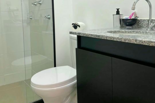 Banheiro de kitnet/studio para alugar com 1 quarto, 27m² em Belenzinho, São Paulo