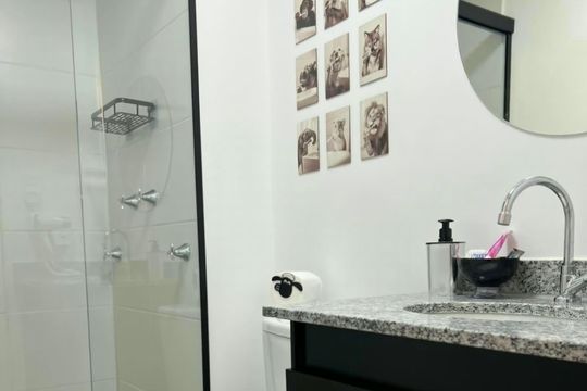 Banheiro de kitnet/studio para alugar com 1 quarto, 27m² em Belenzinho, São Paulo