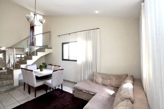 Casa à venda com 3 quartos, 200m² em Jardim Laguna, Contagem