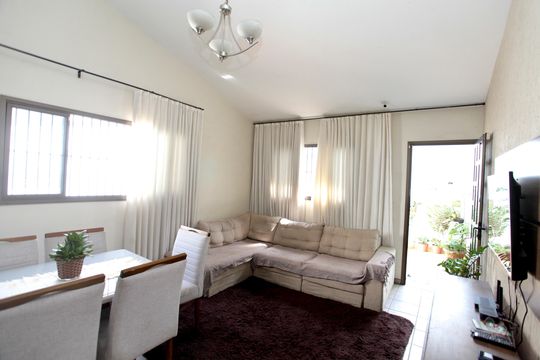 Sala de casa à venda com 3 quartos, 200m² em Jardim Laguna, Contagem