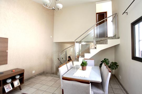 Sala de casa à venda com 3 quartos, 200m² em Jardim Laguna, Contagem