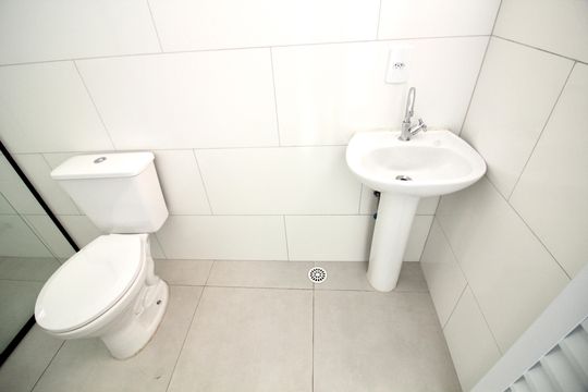 Banheiro  de apartamento para alugar com 1 quarto, 35m² em Vila Ré, São Paulo