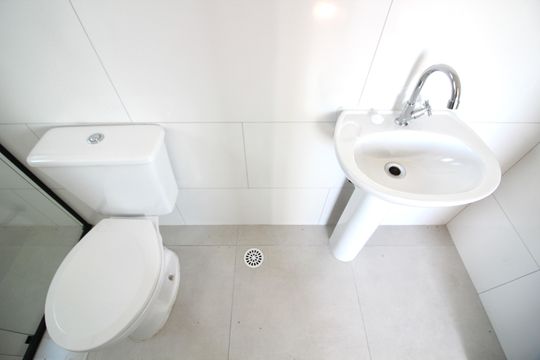 Banheiro  de apartamento para alugar com 1 quarto, 30m² em Vila Ré, São Paulo