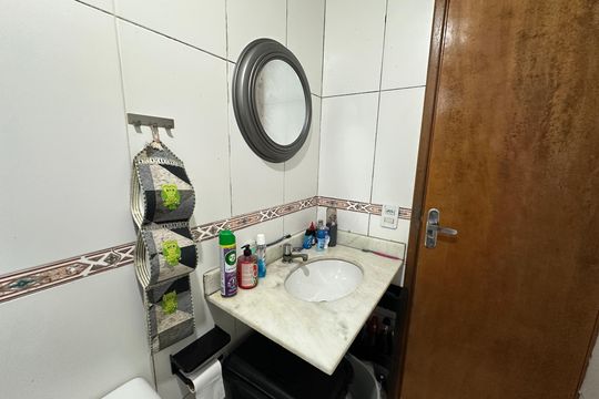 Banheiro de apartamento para alugar com 2 quartos, 49m² em Parque Sao Vicente, São Vicente