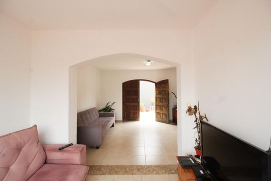 Sala de TV de casa à venda com 3 quartos, 203m² em Vila Picinin, São Paulo