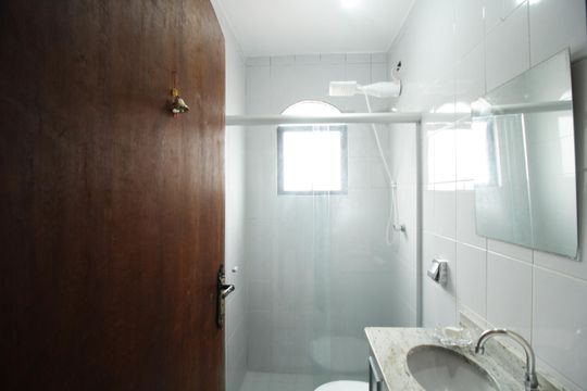 Banheiro de casa à venda com 3 quartos, 203m² em Vila Picinin, São Paulo