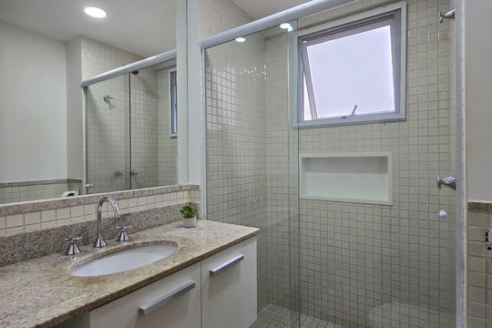Banheiro de apartamento à venda com 3 quartos, 82m² em Recreio dos Bandeirantes, Rio de Janeiro