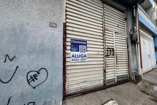 Fachada com PLACA GRANDE de casa para alugar com 1 quarto, 50m² em Conceicao, Osasco
