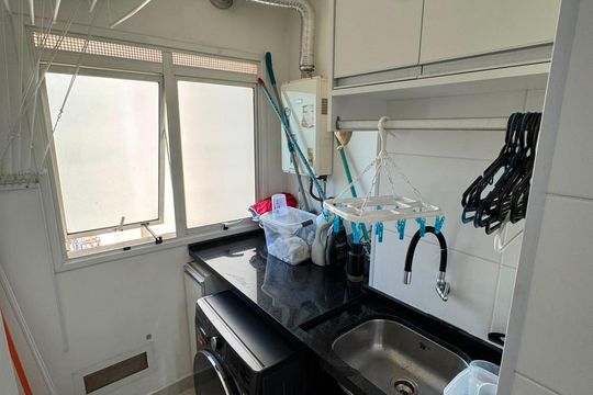 Área de serviço de apartamento para alugar com 2 quartos, 68m² em Jardim Tupanci, Barueri