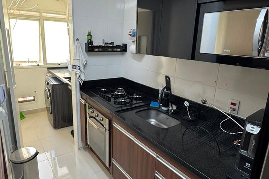 Cozinha de apartamento para alugar com 2 quartos, 68m² em Jardim Tupanci, Barueri