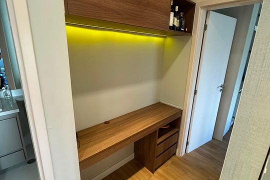 Sala de apartamento para alugar com 2 quartos, 68m² em Jardim Tupanci, Barueri