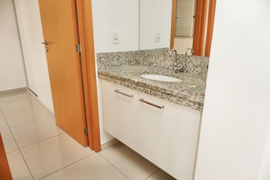 Banheiro de kitnet/studio para alugar com 1 quarto, 40m² em Centro, Belo Horizonte