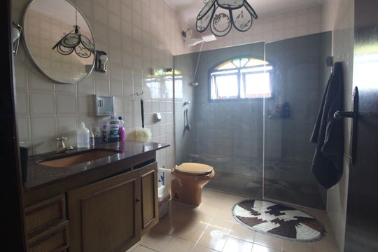 Banheiro comum de casa à venda com 4 quartos, 180m² em Vila Campo Grande, São Paulo