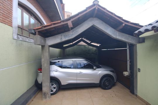 Garagem de casa à venda com 4 quartos, 180m² em Vila Campo Grande, São Paulo