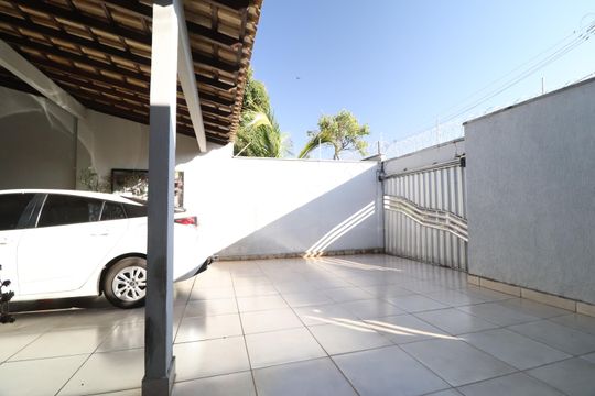 Garagem de casa para alugar com 6 quartos, 360m² em Custódio Pereira, Uberlândia
