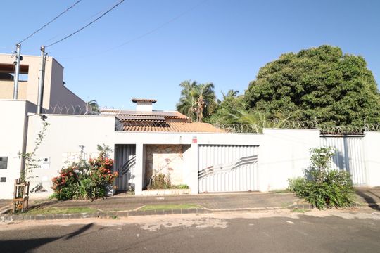 Fachada de casa para alugar com 6 quartos, 360m² em Custódio Pereira, Uberlândia