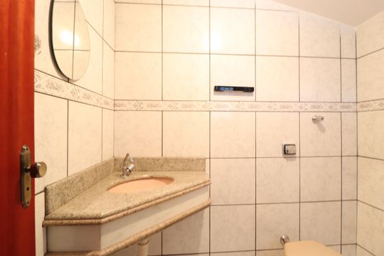 Banheiro do Quarto 5 de casa para alugar com 6 quartos, 360m² em Custódio Pereira, Uberlândia