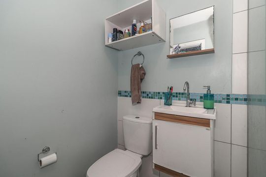 Banheiro de apartamento à venda com 2 quartos, 64m² em Centro Histórico, Porto Alegre