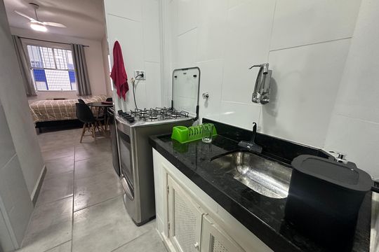 Cozinha de apartamento para alugar com 1 quarto, 32m² em Centro, São Vicente
