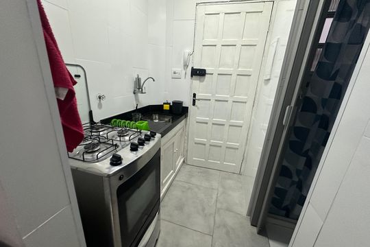 Cozinha de apartamento para alugar com 1 quarto, 32m² em Centro, São Vicente