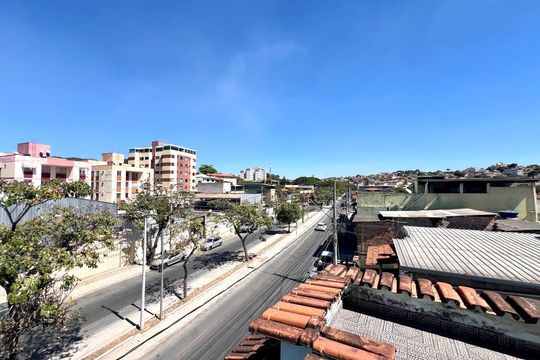 Vista da Rua de casa à venda com 2 quartos, 360m² em Glória, Belo Horizonte