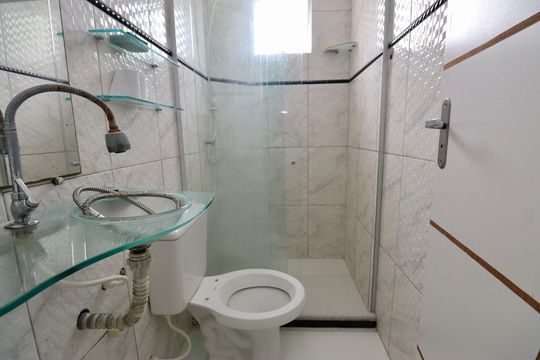 Banheiro de apartamento para alugar com 2 quartos, 50m² em Nova Brasília, Salvador