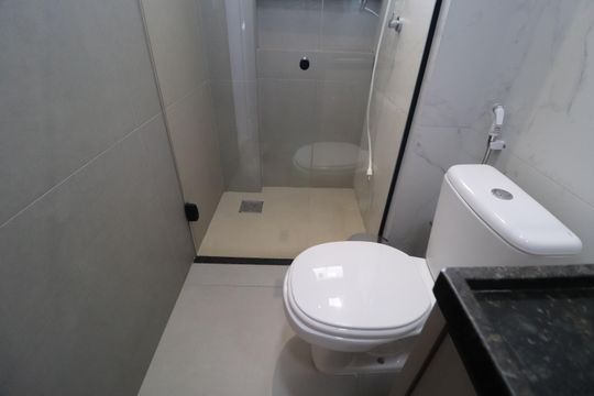 Banheiro de apartamento para alugar com 1 quarto, 27m² em Santa Mônica, Uberlândia