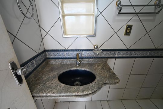 Banheiro da suíte de apartamento à venda com 3 quartos, 133m² em Setor Sul, Goiânia