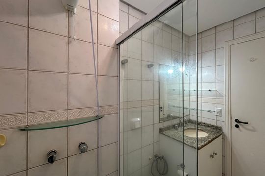 Banheiro suíte  de apartamento para alugar com 2 quartos, 76m² em Centro, Florianópolis