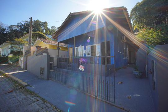 Fachada  de casa para alugar com 1 quarto, 60m² em Sambaqui, Florianópolis