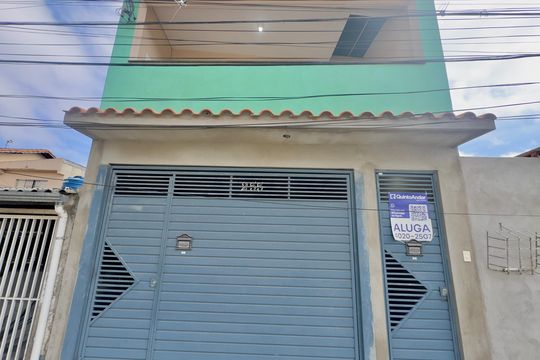 Placa instalada na fachada do imóvel de casa para alugar com 2 quartos, 80m² em Jardim Fatima, Guarulhos