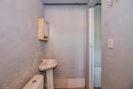 Banheiro de apartamento para alugar com 1 quarto, 24m² em Santa Rosa de Lima, Porto Alegre
