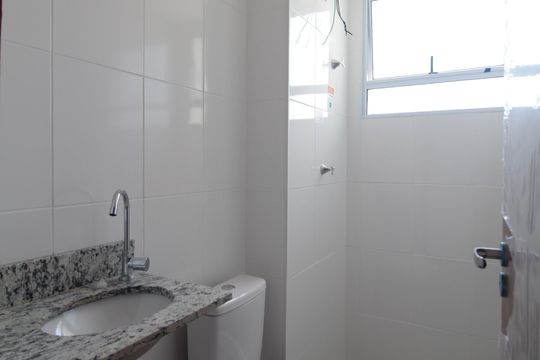 Banheiro de apartamento para alugar com 2 quartos, 50m² em Braúnas, Belo Horizonte