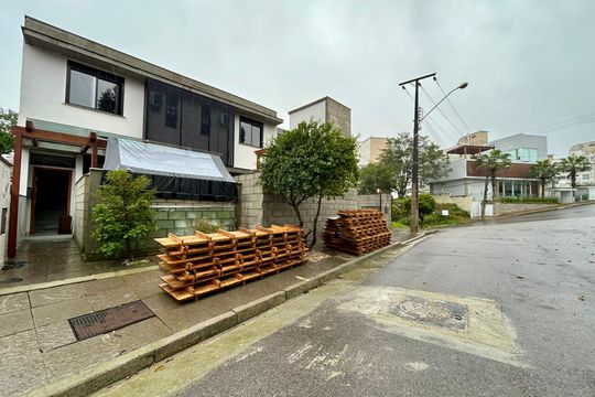 Fachada de apartamento para alugar com 2 quartos, 96m² em João Paulo, Florianópolis