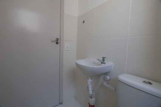 Banheiro  de apartamento para alugar com 2 quartos, 45m² em Mato Grande, Canoas
