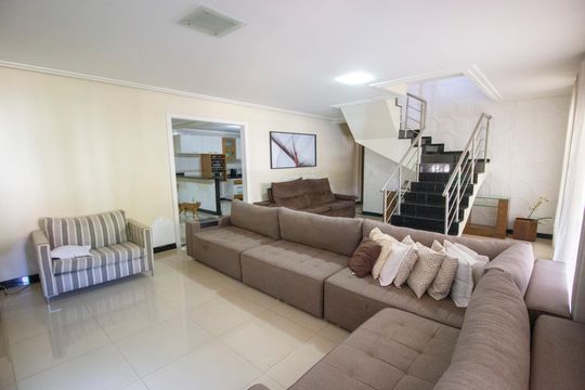 Casa de Condomínio à venda com 4 quartos, 800m² em Conjunto 04, Brasília