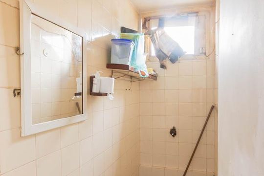 Banheiro de serviço de apartamento à venda com 3 quartos, 82m² em Tijuca, Rio de Janeiro