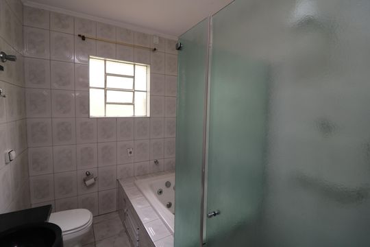 Banheiro social  de casa para alugar com 2 quartos, 341m² em São Rafael, São Paulo