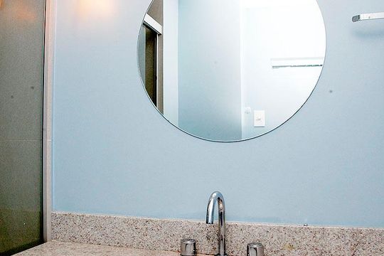 Banheiro de kitnet/studio para alugar com 1 quarto, 28m² em Farroupilha, Porto Alegre