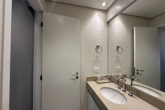 Banheiro da Suíte de apartamento para alugar com 1 quarto, 49m² em Alphaville Industrial, Barueri