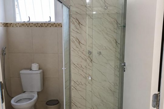 Banheiro de apartamento para alugar com 2 quartos, 45m² em Campo Grande, Rio de Janeiro