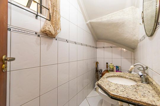 Banheiro de casa à venda com 3 quartos, 146m² em Uberaba, Curitiba