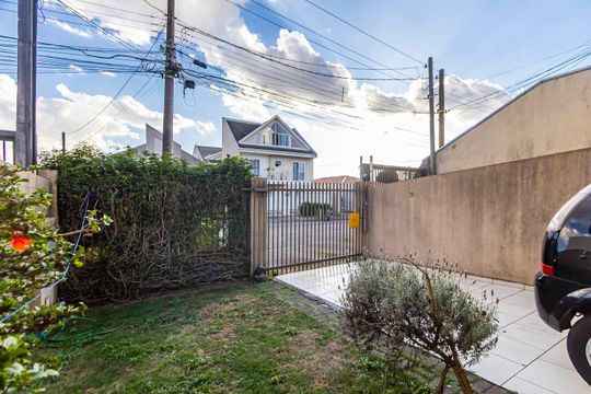 Garagem de casa à venda com 3 quartos, 146m² em Uberaba, Curitiba