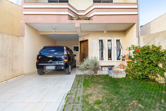 Garagem de casa à venda com 3 quartos, 146m² em Uberaba, Curitiba