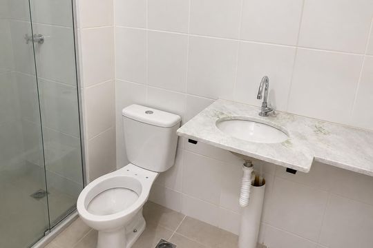 Banheiro de apartamento para alugar com 2 quartos, 42m² em Parque Amazonia, Goiânia