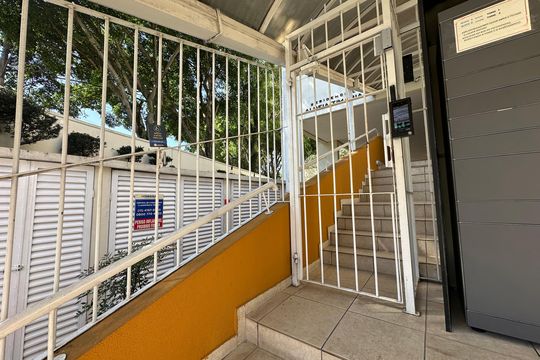 Fachada e portaria de apartamento à venda com 2 quartos, 57m² em Vila Pouso Alegre, Barueri