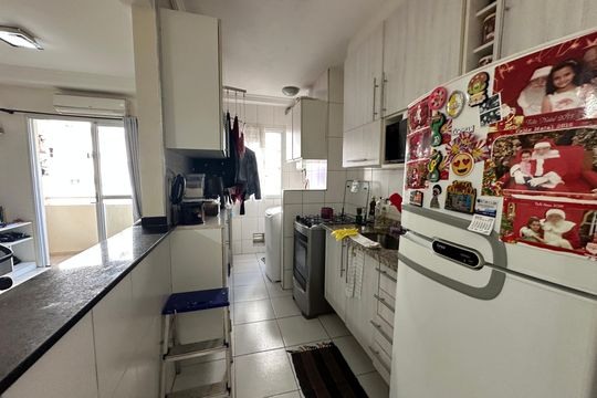 Cozinha de apartamento à venda com 2 quartos, 57m² em Vila Pouso Alegre, Barueri