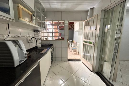 Casa à venda com 3 quartos, 200m² em Jardim Laguna, Contagem